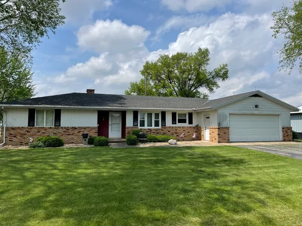 600 NE 2nd St, Hopedale, IL 61747