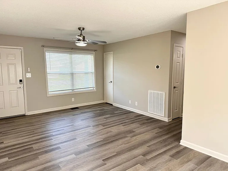 444 Sideline Dr — Photo 2