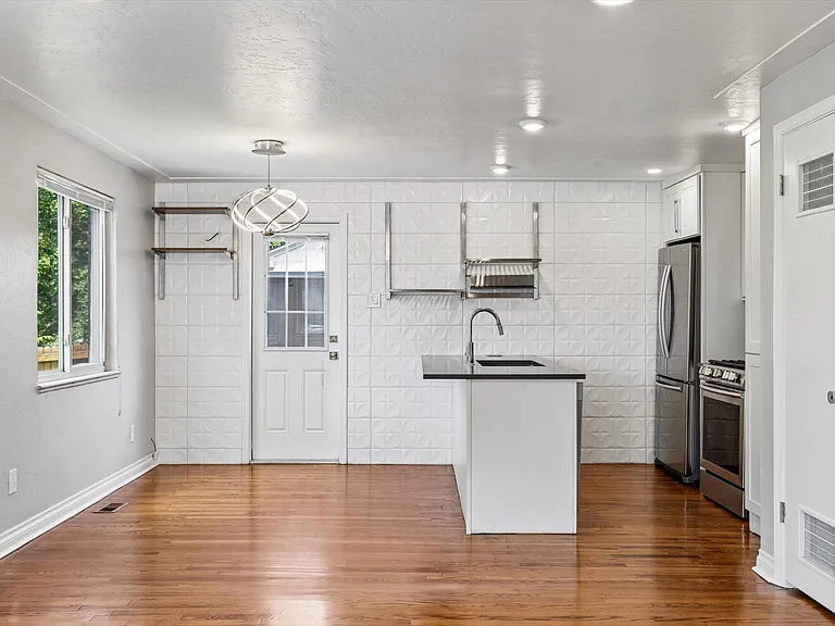 1284 S Harrison St — Photo 7