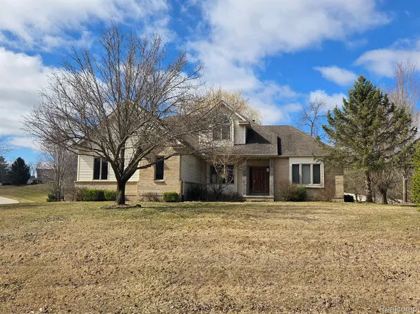 4453 Creekview Dr, Howell, MI 48843