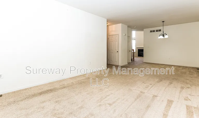 158 Chancellor Dr — Photo 2