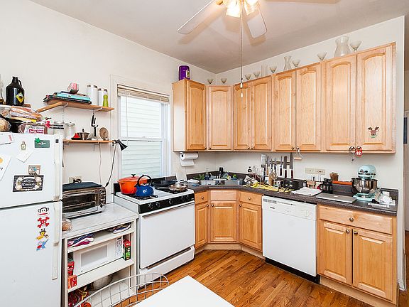 5th image of 1928 W Henderson St #1F
