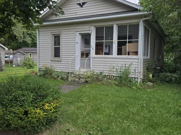 230 2nd St, Breckenridge, MI 48615