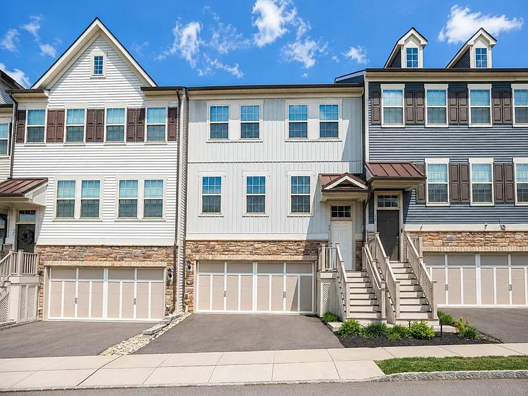 35 Dahlia Dr — Photo 1