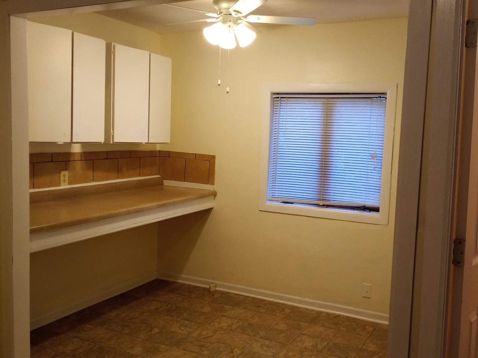 3 bed, 1050 sqft, $2,052 — Photo 2