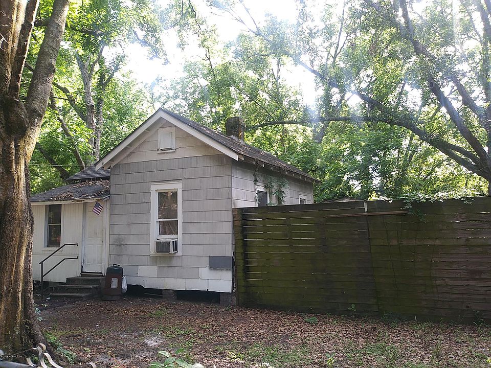 2nd image of 472 Summer St