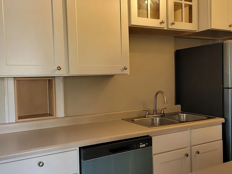 Pollyanna Apartments — Photo 25