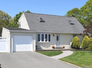 263 Hamilton Ave, Massapequa, NY 11758