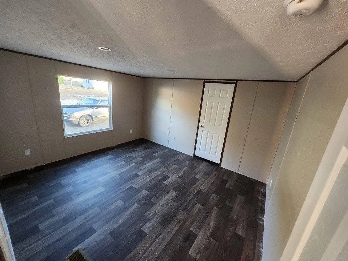 888 Dale Ln — Photo 2