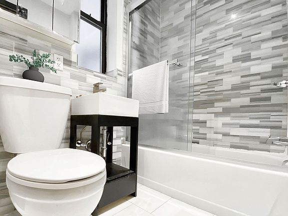 5th image of 320 Manhattan Ave APT 42