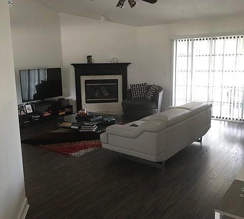 3rd image of 2104 Hovington Cir E