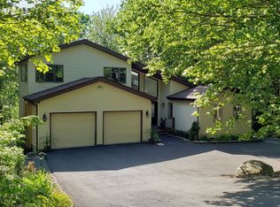 130 Roan Dr, Hawley, PA 18428