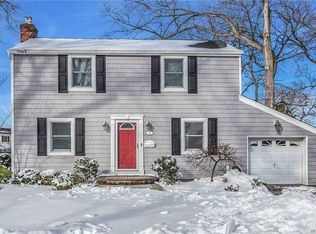 1 Devon Dr, North Merrick, NY 11566