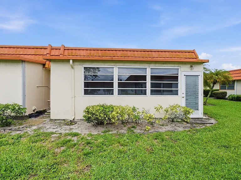 28 Seville Dr #B — Photo 33