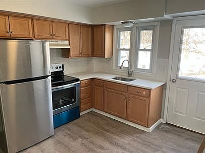 3rd image of 129 Wellington Ave #2