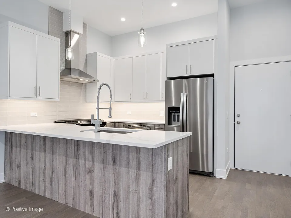 2137 W Madison St #206