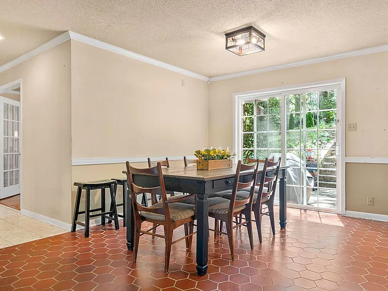 112 Leigh Cir — Photo 10