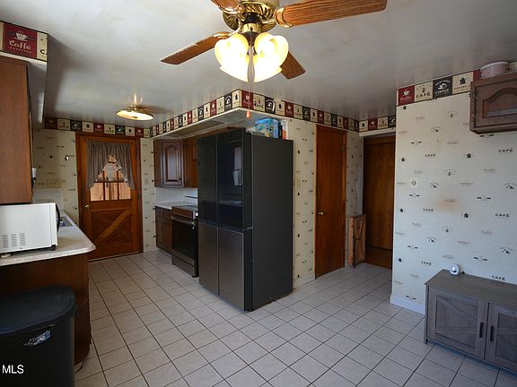 2nd image of 875 Davis Rd