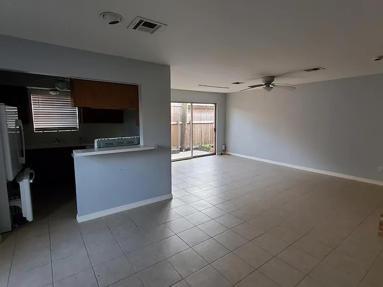 7500 W Loop S Fwy #D — Photo 8