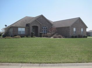 4000 Autumn Oak Dr, Smithton, IL 62285