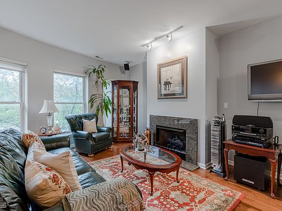 3rd image of 807 W 14th Pl Unit 2B