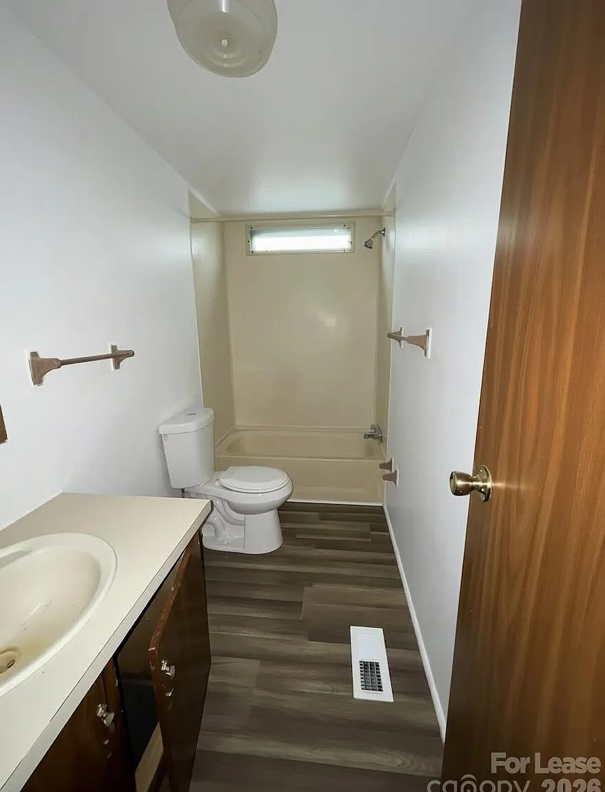 2 bed, 1.5 bath, 1568 sqft, $1,000 — Photo 3