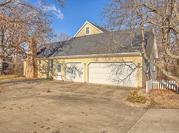 3rd image of 807 E Deer Run Dr