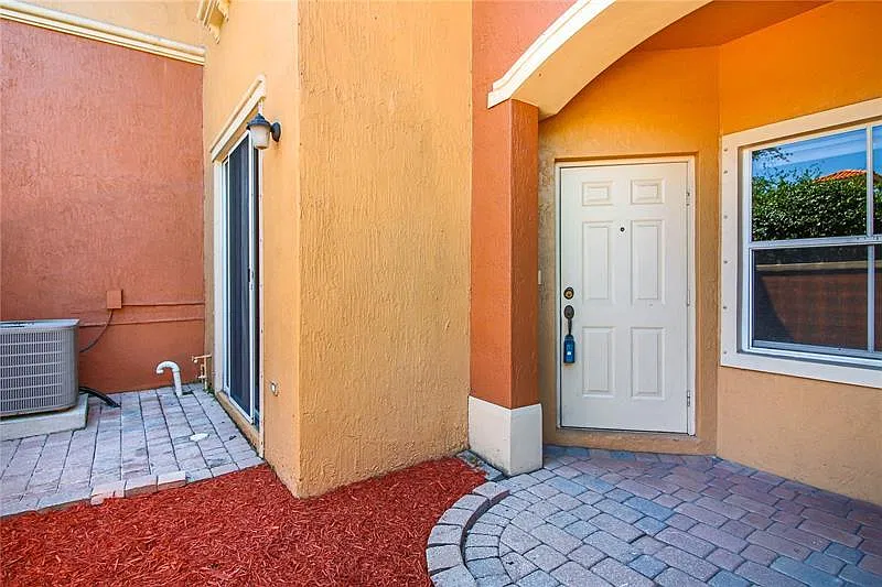 3 bed, 2.5 bath, 1391 sqft, $2,500 — Photo 2
