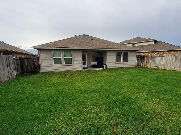 22607 Castello Lakes Dr — Photo 29