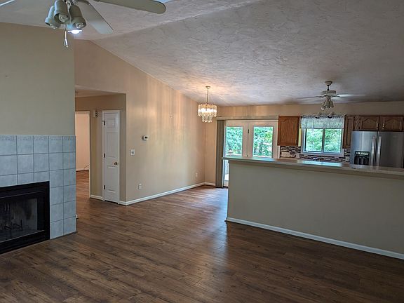 5th image of 51 Crestwood Cir
