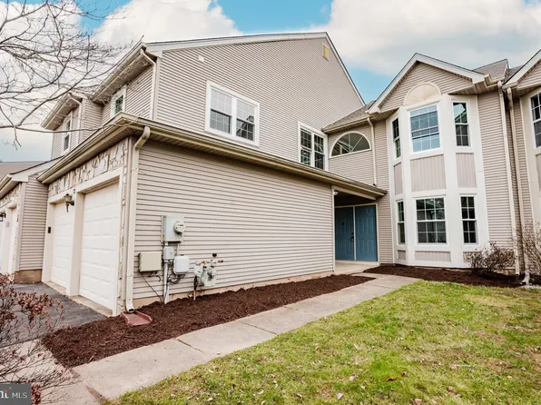 72 Magnolia Dr, Newtown, PA 18940