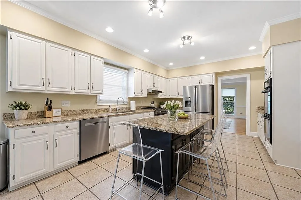 4 bed, 4.0 bath, 3319 sqft, $4,650 — Photo 3