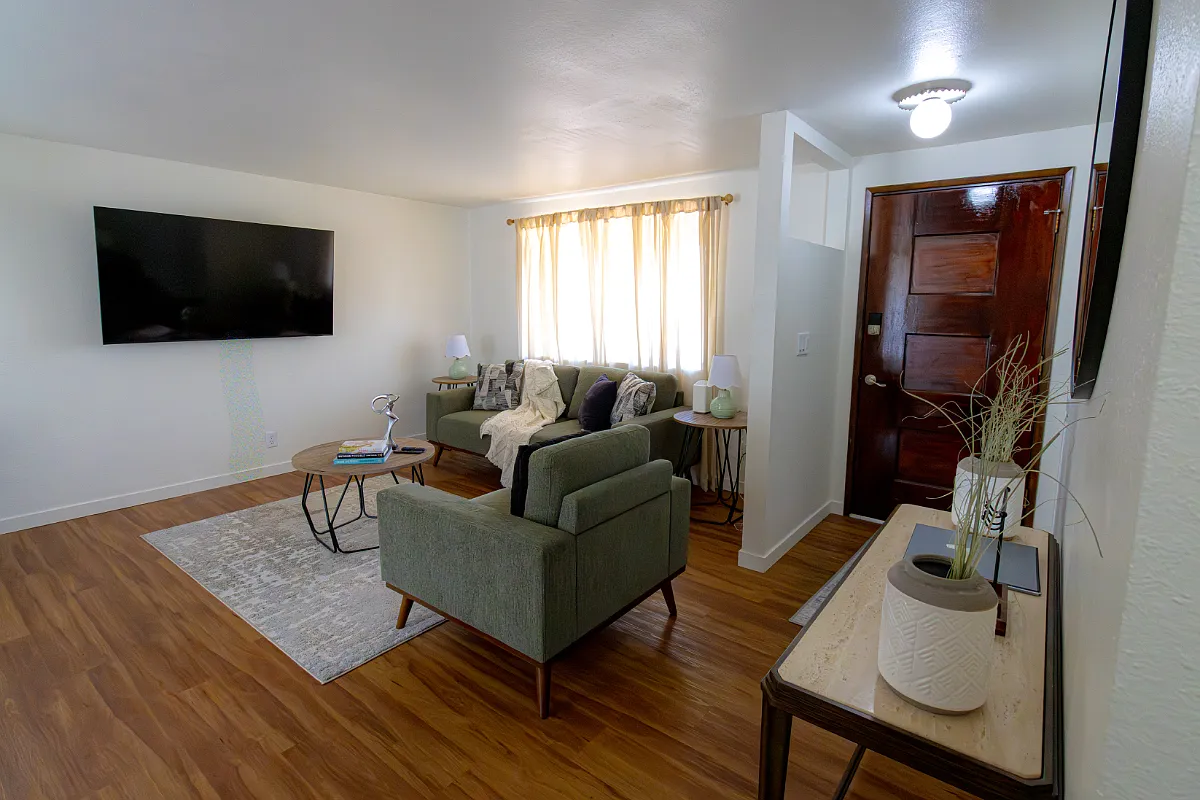 3 bed, 912 sqft, $3,200 — Photo 3