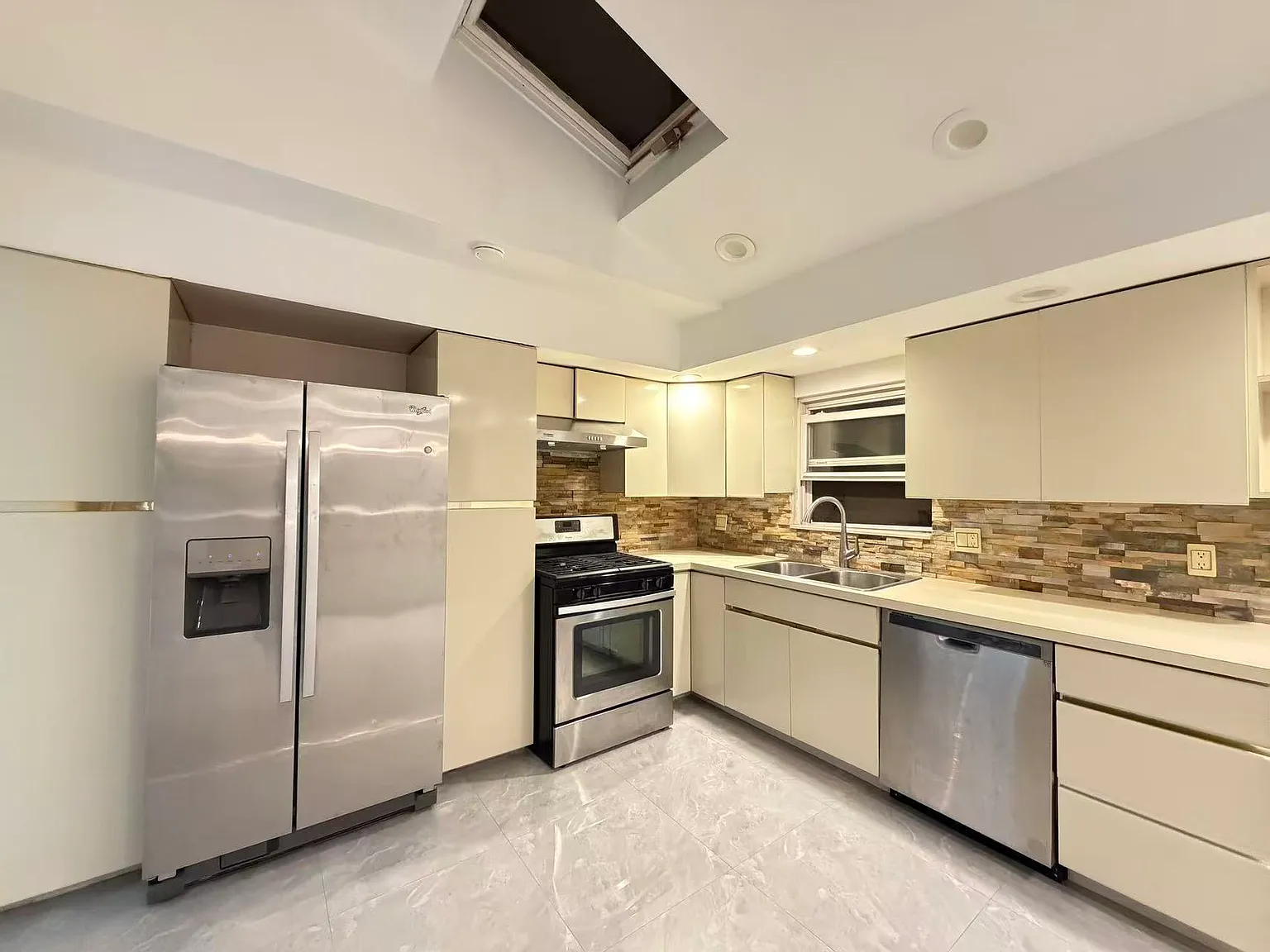3 bed, 1400 sqft, $3,300 — Photo 1