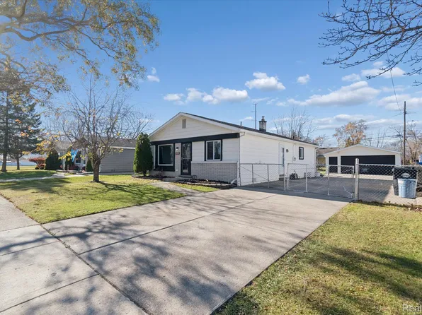 25898 Fairgrove St, Woodhaven, MI 48183