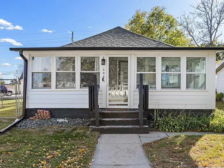 209 W Gardiner St — Photo 2