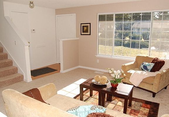 Entry/Living Room