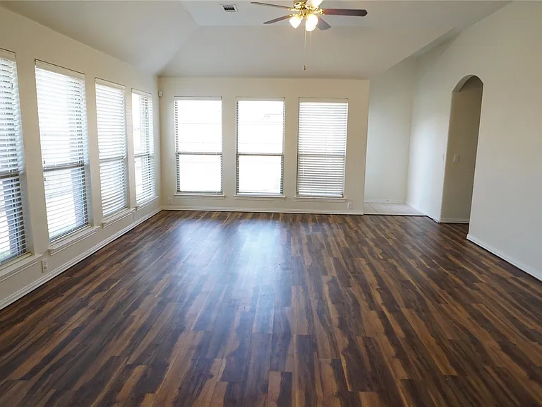 2409 Deerwood Dr — Photo 2