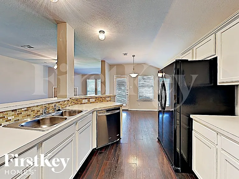 724 Bamboo Dr — Photo 4