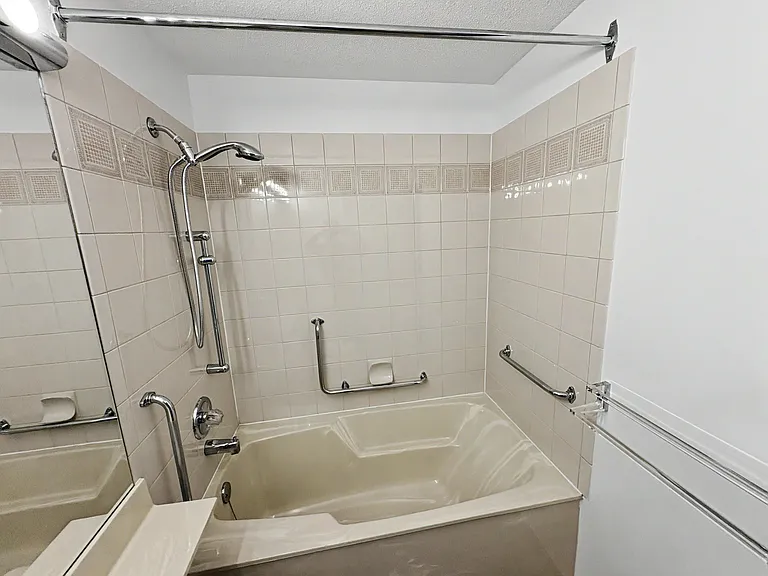 5733 Cambie St — Photo 23