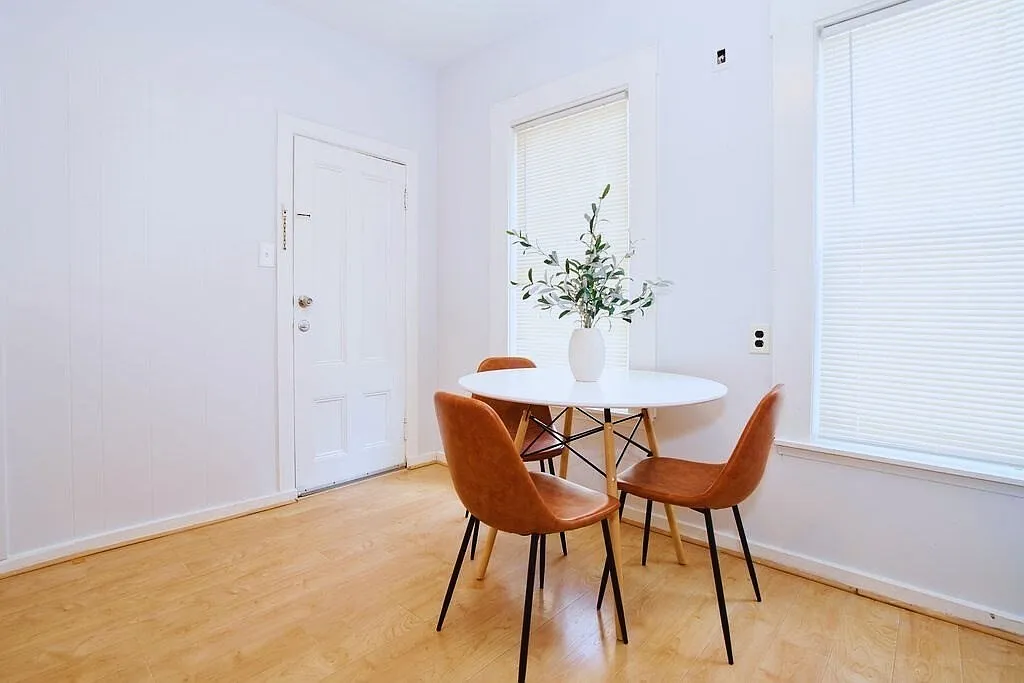 2 bed, 900 sqft, $2,600 — Photo 3