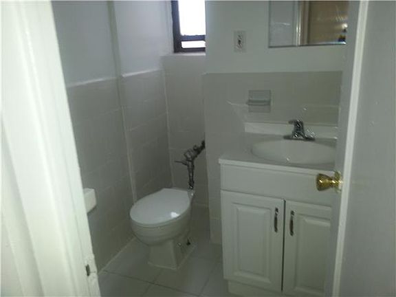 5th image of 412 Throop Ave #1