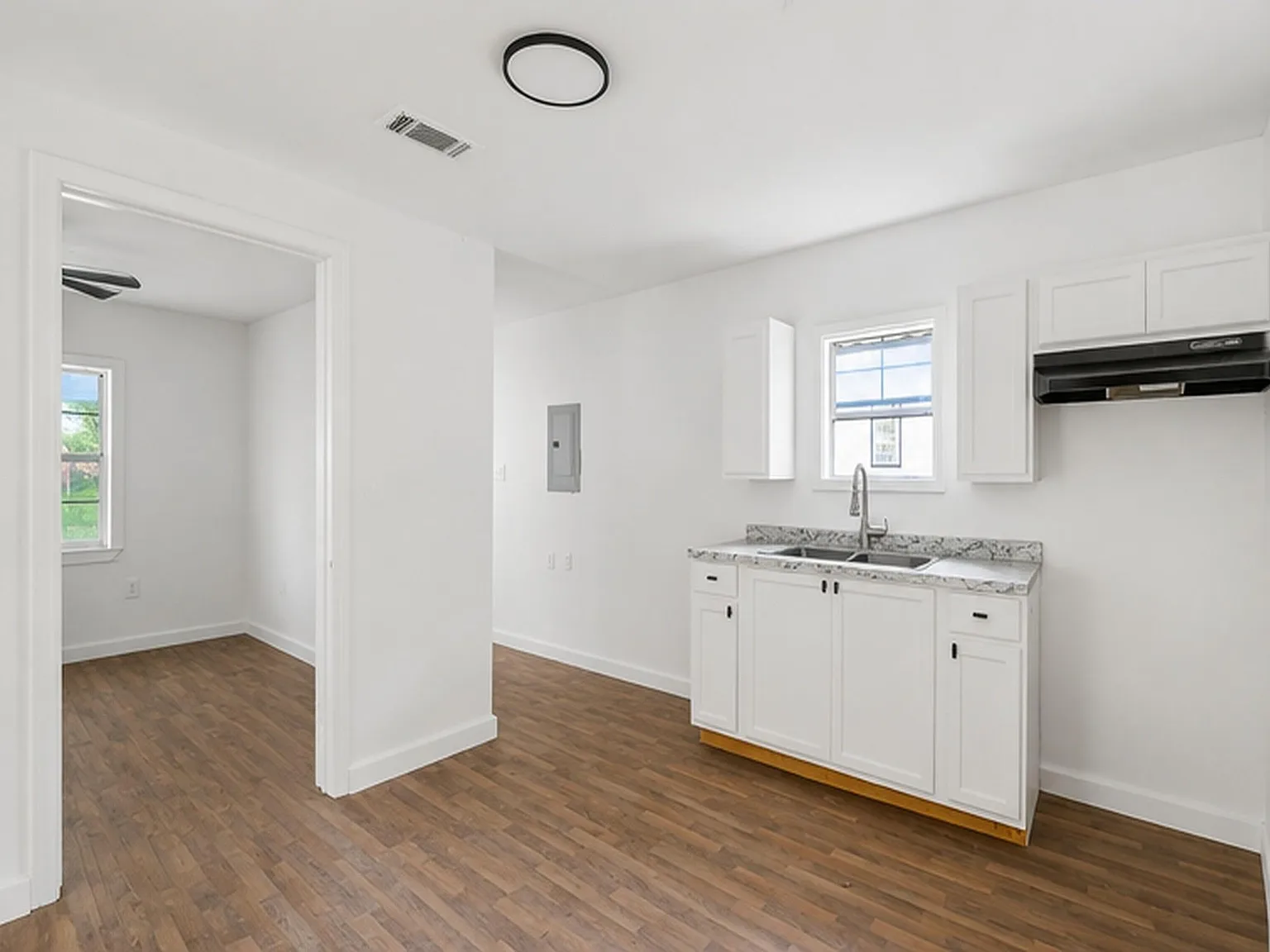 2 bed, 1.0 bath, 800 sqft, $800 — Photo 2