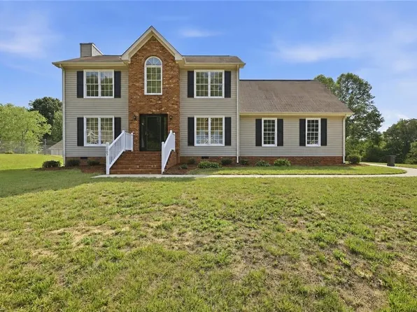 1105 Deerfield Dr, Reidsville, NC 27320