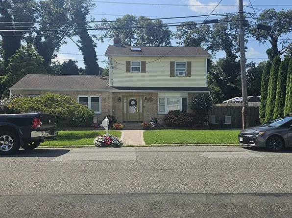 16 12th St, Ronkonkoma, NY 11779