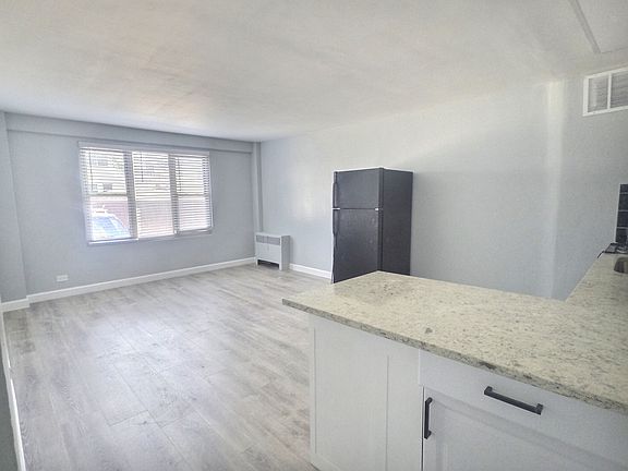 3rd image of 2610 W Balmoral Ave APT 105