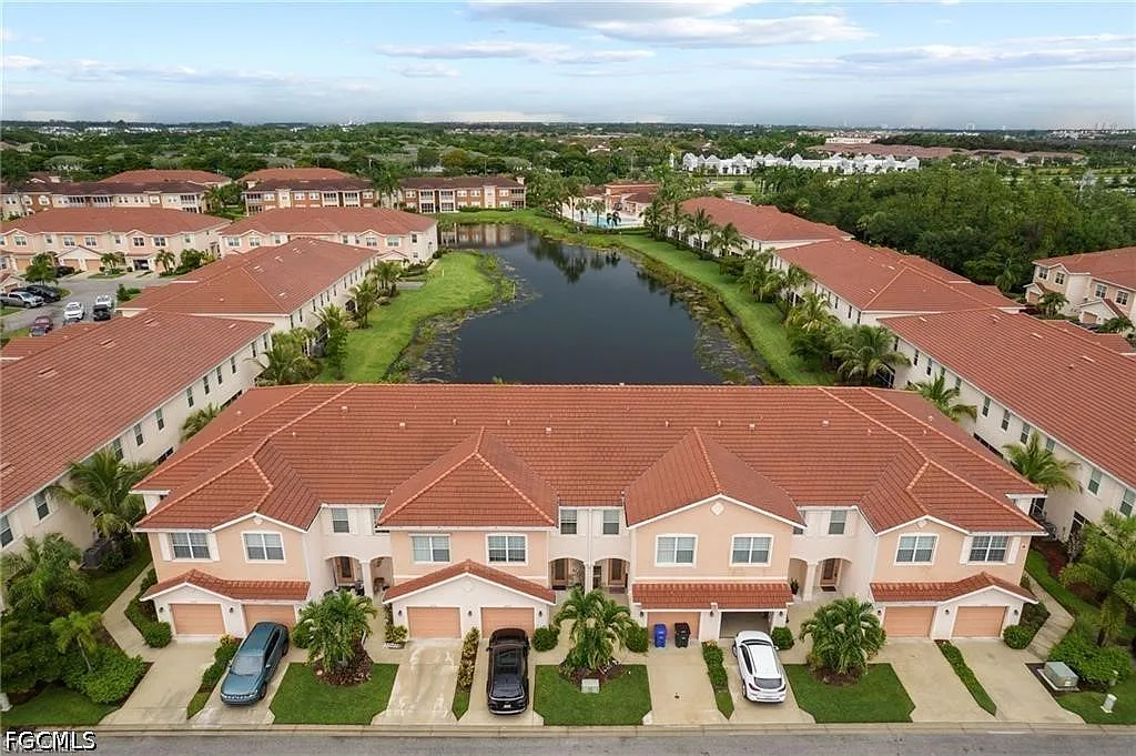 3 bed, 2.5 bath, 1942 sqft, $2,100 — Photo 1