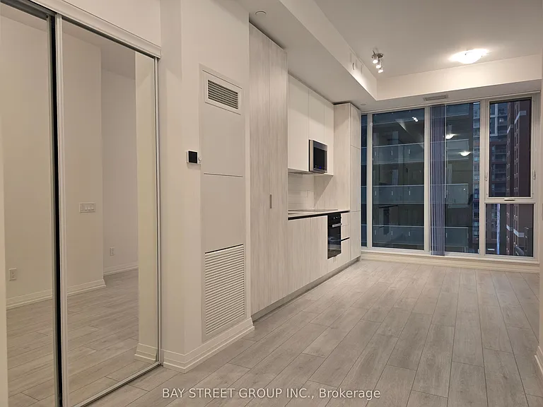 400 King St W #802 — Photo 5