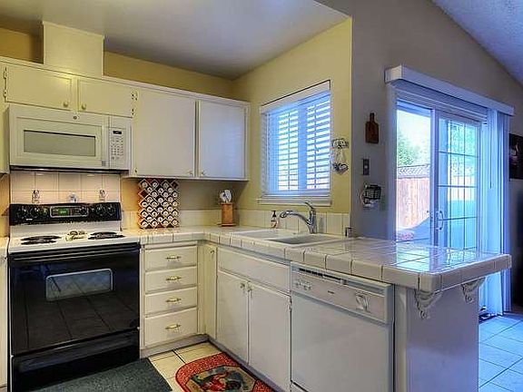 2nd image of 415 Yosemite Dr