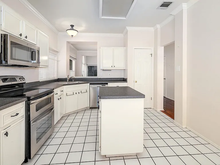 9401 Caracas Dr — Photo 11